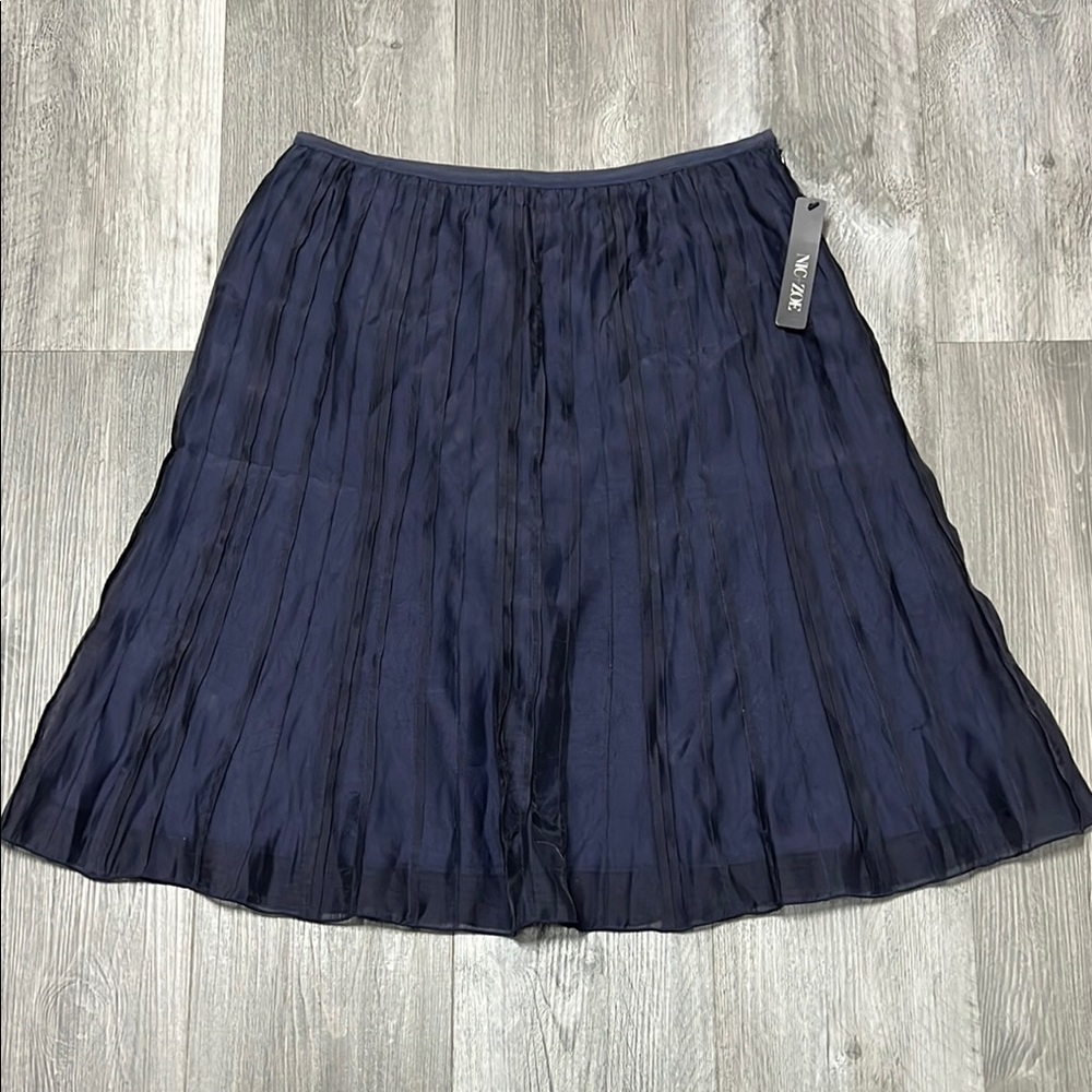 NIC + ZOE  Batiste pleated skirt / navy blue/ size 8 NWT